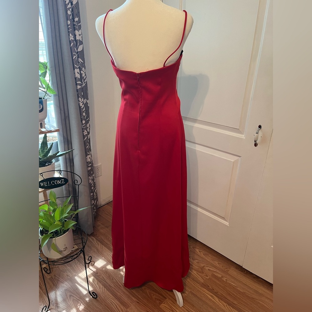 Elegant Red and White formal gown. Size medium. EUC. - Picture 6 of 15